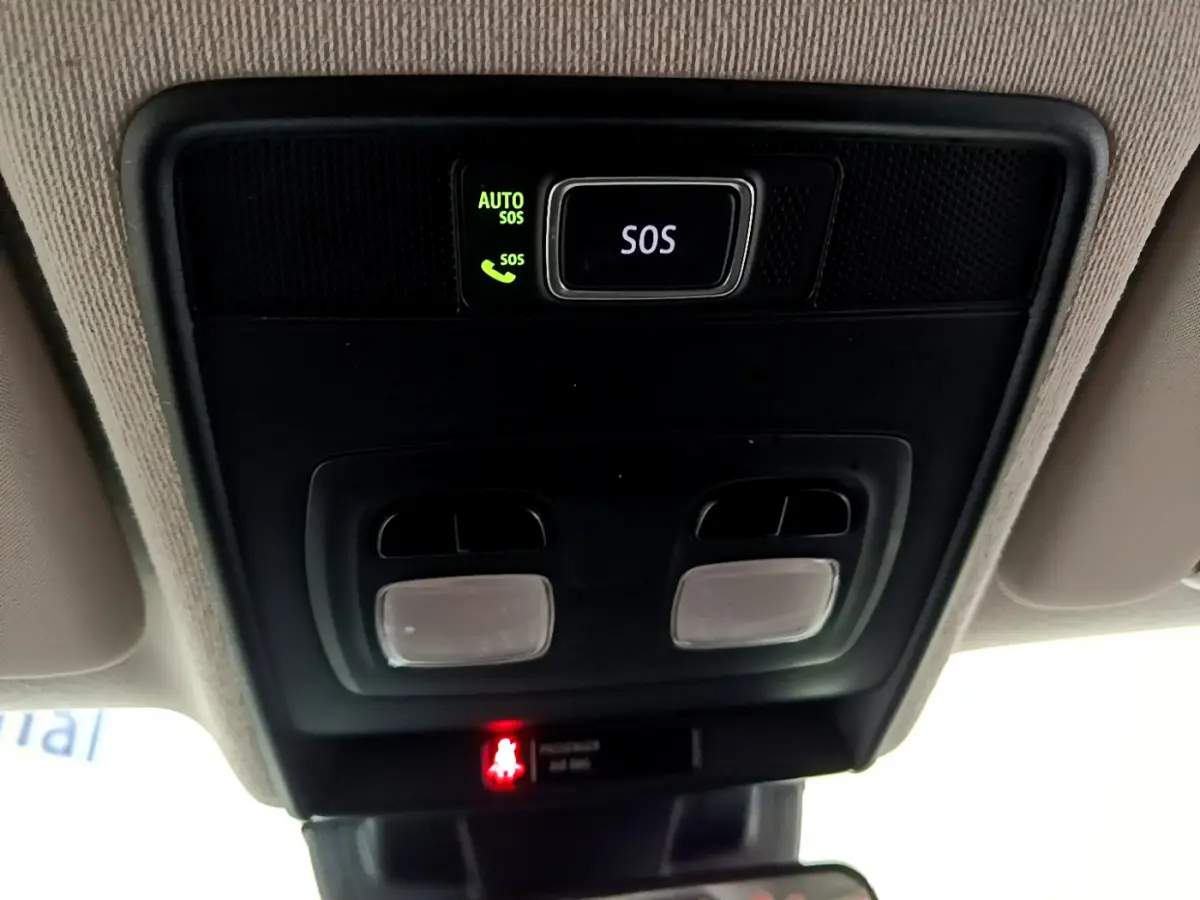 Vue en gros plan du plafonnier intérieur noir avec bouton SOS et éclairages dans une Renault Clio blanche 2020.