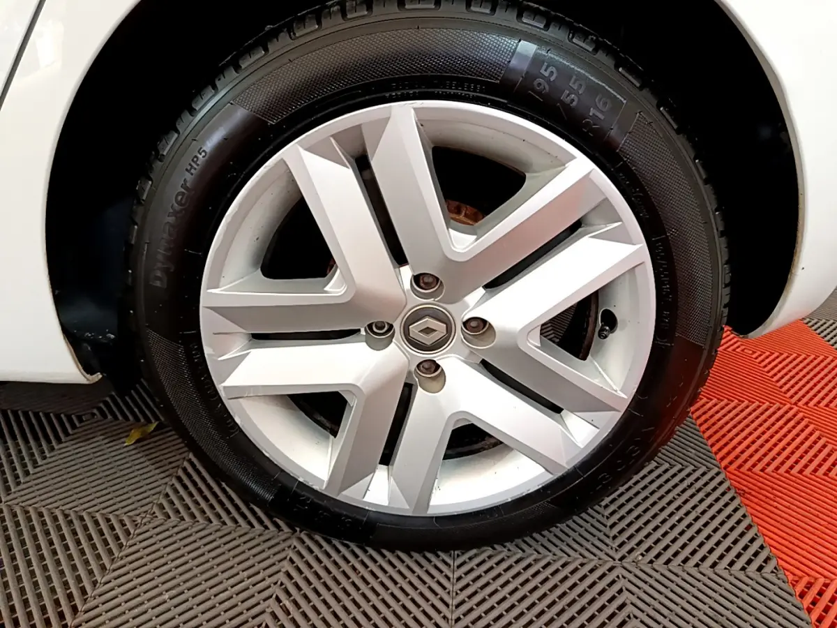 Gros plan sur la roue avant droite de la Renault Clio Business blanche, mettant en valeur la jante en alliage au design moderne.