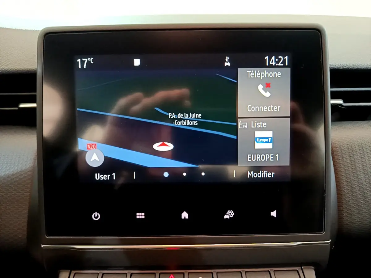 Écran tactile central affichant la navigation et options multimédia dans une Renault Clio Business blanche de 2020.