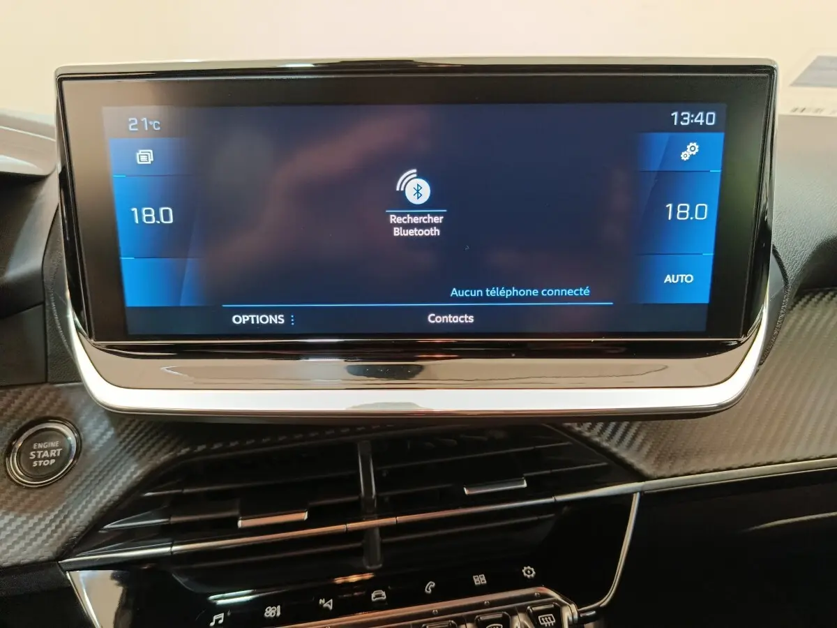 Écran tactile central de 10 pouces affichant la recherche Bluetooth dans l’habitacle d’une Peugeot 208 2020.