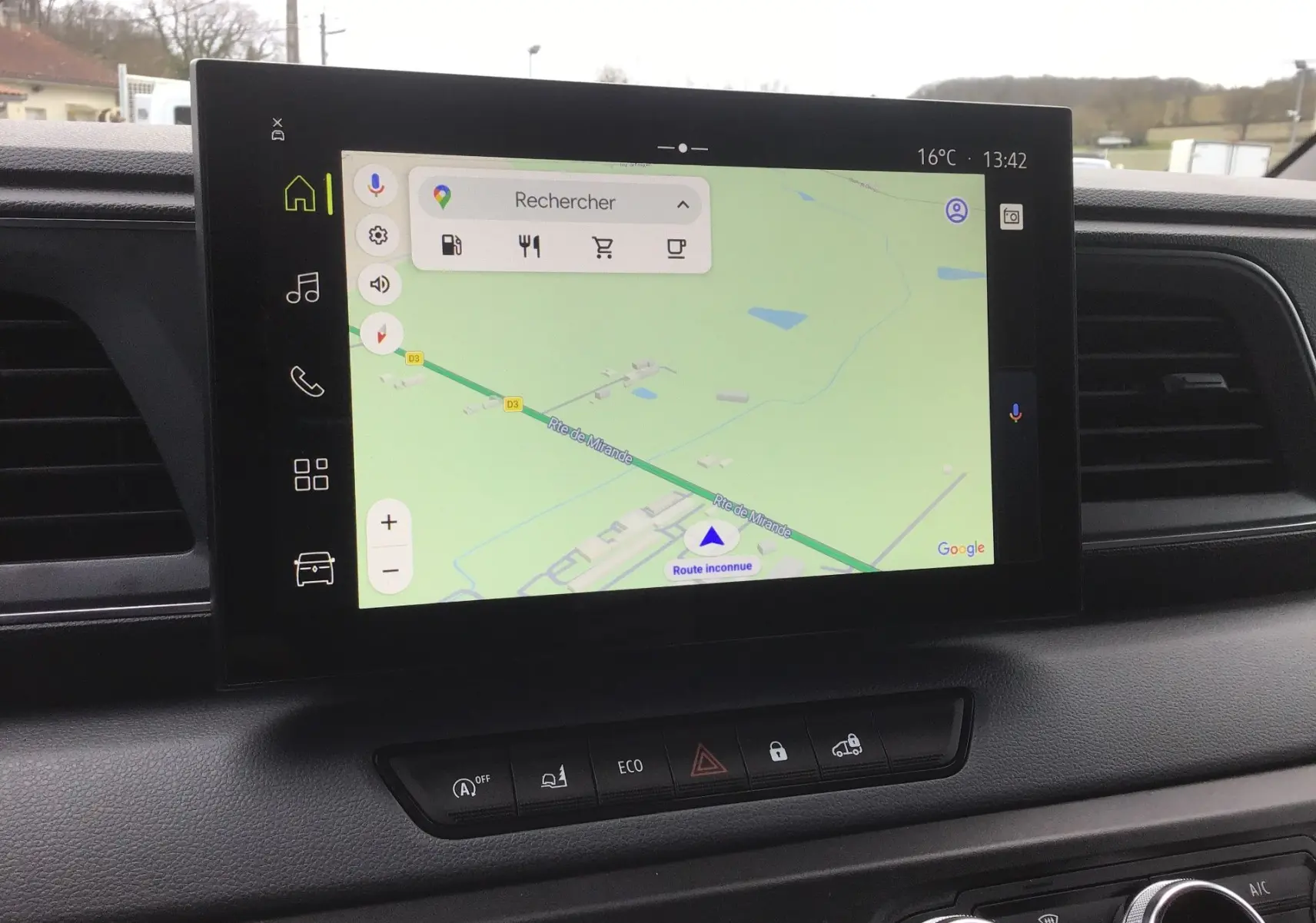 Écran tactile central avec navigation Google Maps dans l’habitacle du Renault Master blanc, vue de face rapprochée.