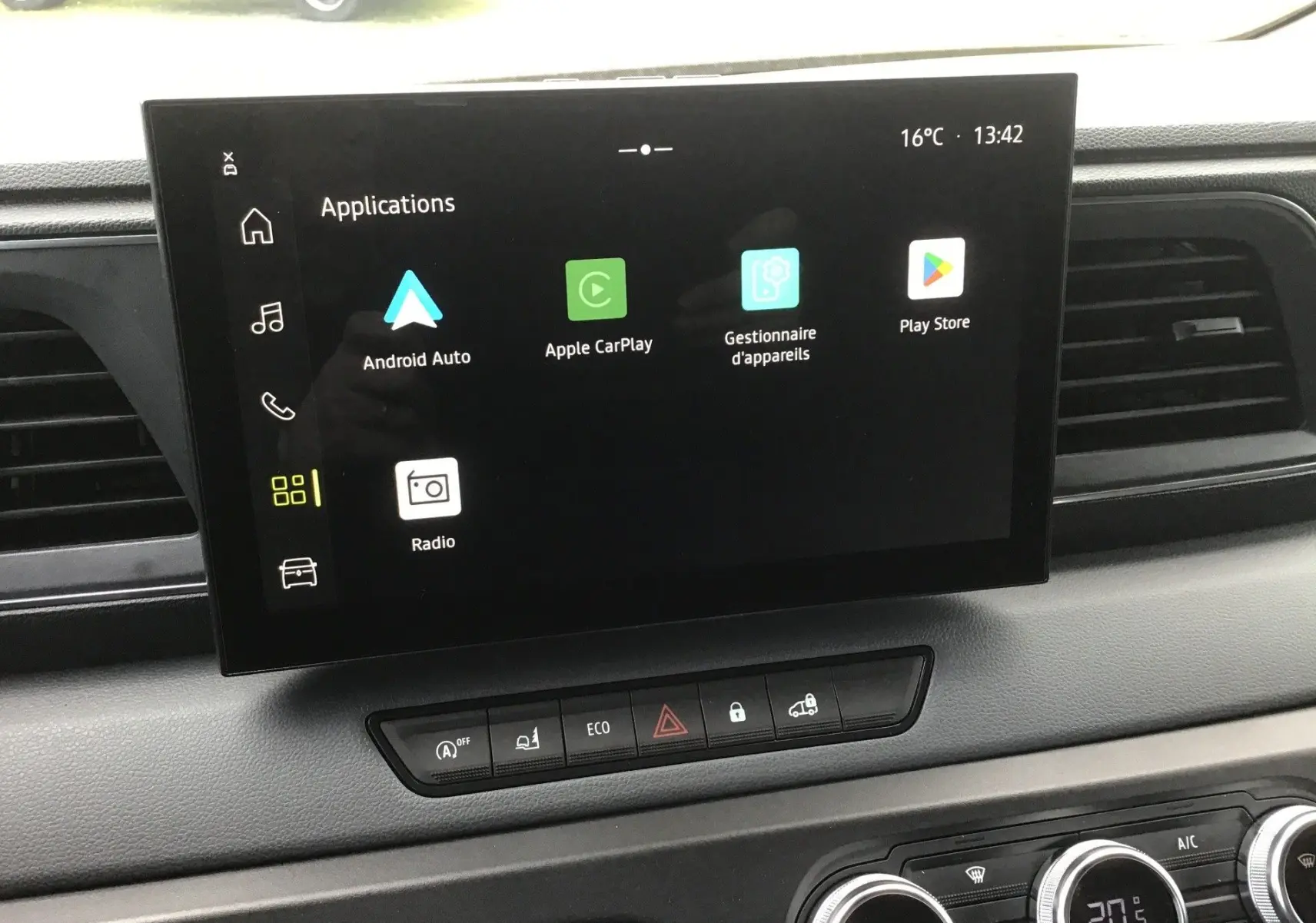 Écran tactile central du Renault Master 2026 affichant les applications Android Auto, Apple CarPlay et Play Store.