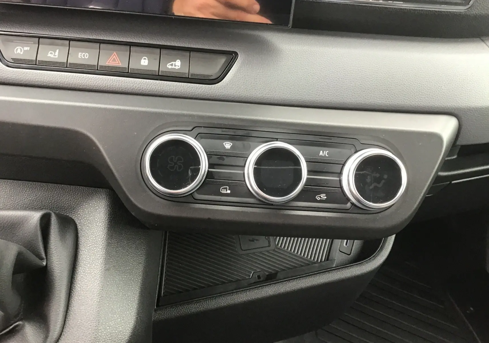 Vue rapprochée du tableau de bord du Renault Master blanc 2026, montrant les commandes de climatisation et les boutons de fonction.
