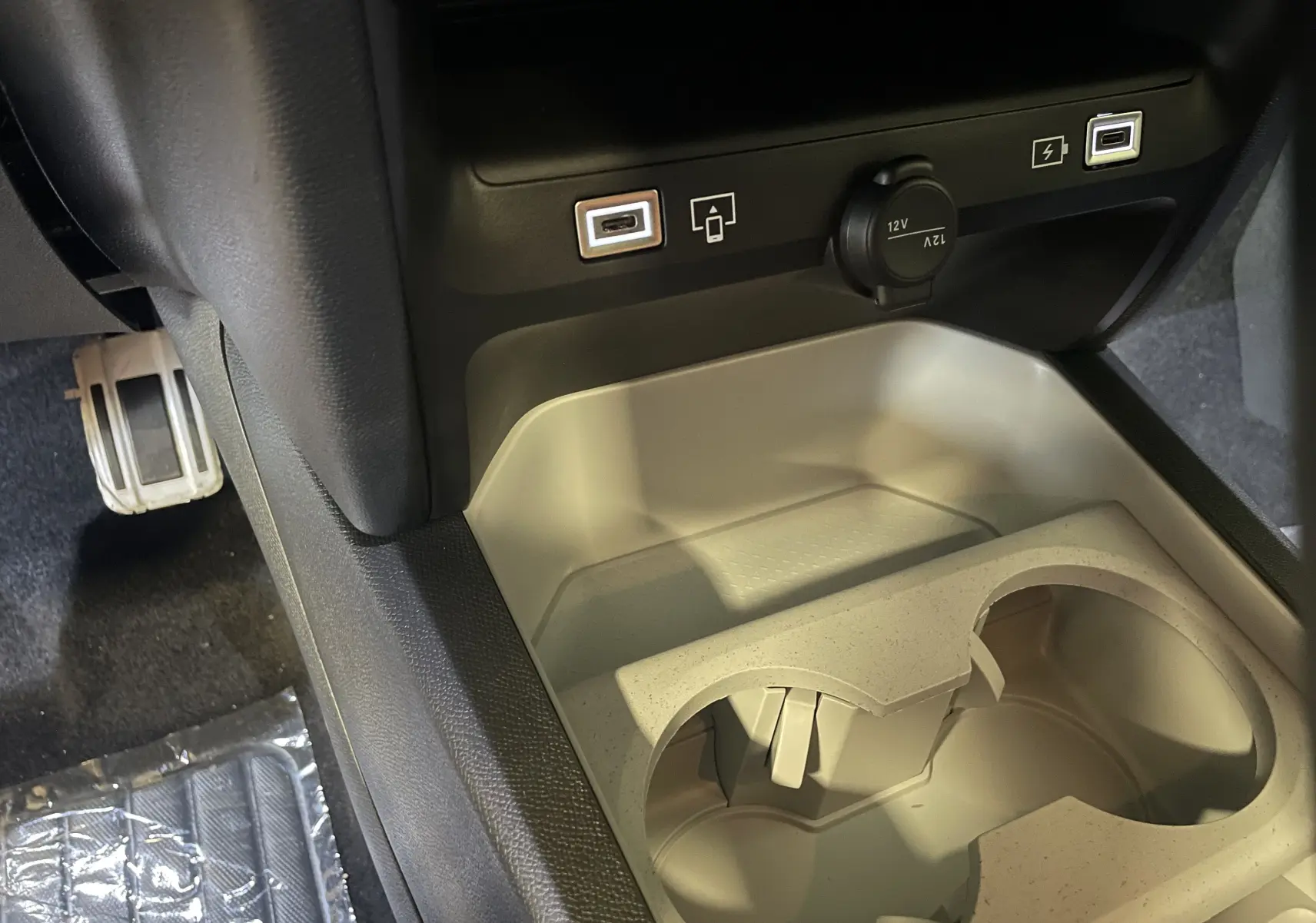 Écran tactile central du tableau de bord du Citroën C5 Aircross hybride 2026, affichant navigation et commandes climatisation.