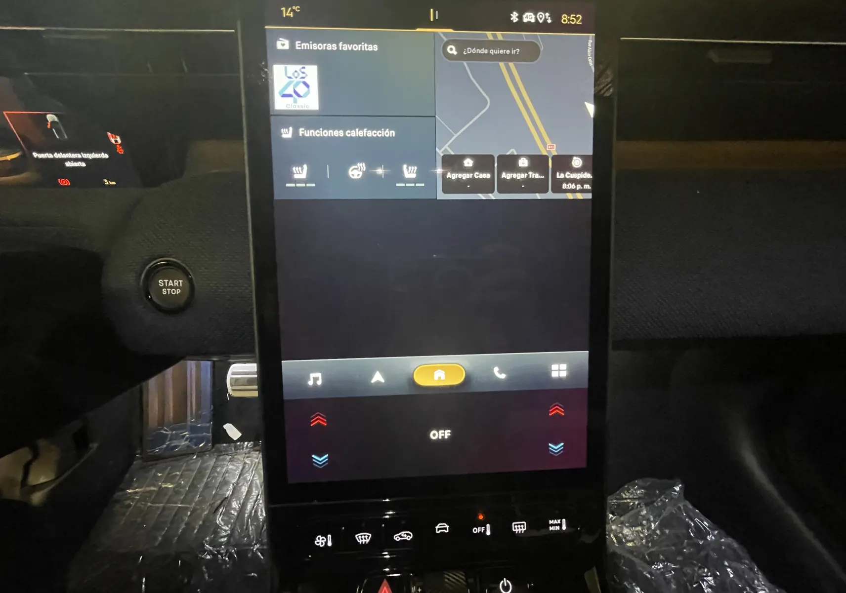 Gros plan sur la console centrale noire du Citroën C5 Aircross hybride 2026, avec commandes climatisation et bouton hazard.