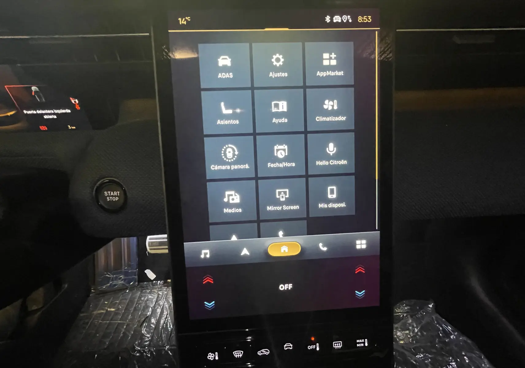 Vue intérieure centrée sur l'écran tactile vertical du tableau de bord du Citroën C5 Aircross hybride 2026.