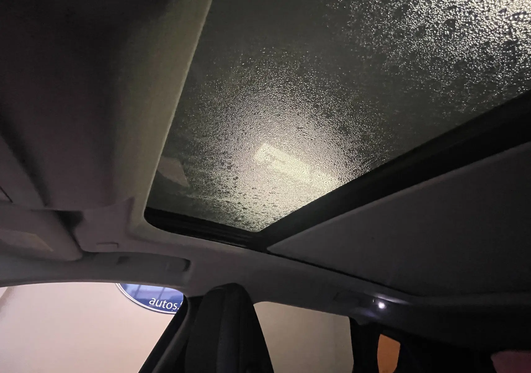Gros plan sur la console centrale noire avec porte-gobelets et prises USB du Citroën C5 Aircross hybride 2026.