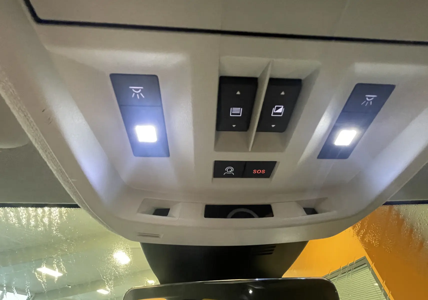 Vue intérieure du toit panoramique ouvert du Citroën C5 Aircross hybride 2026 avec siège avant noir visible.
