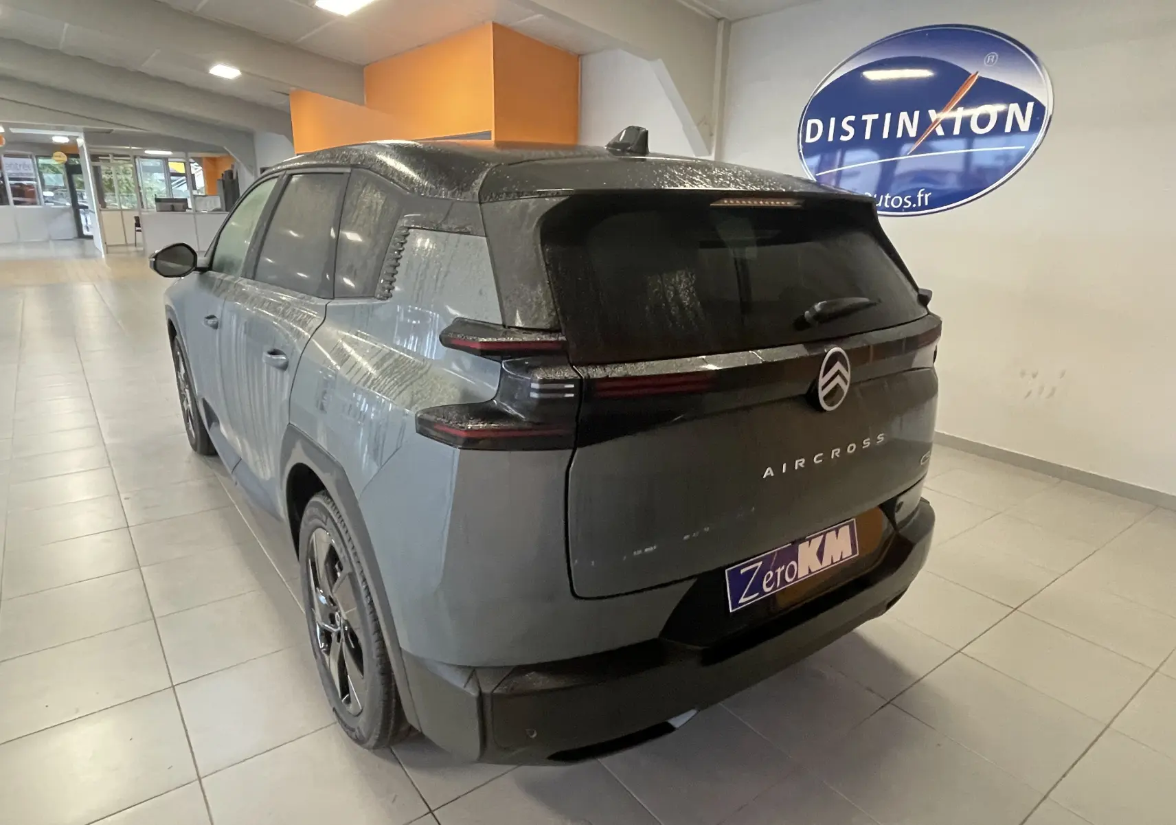 Coffre vide du Citroën C5 Aircross hybride 2026 avec sac noir au centre, vue de dessus sans visibilité extérieure.
