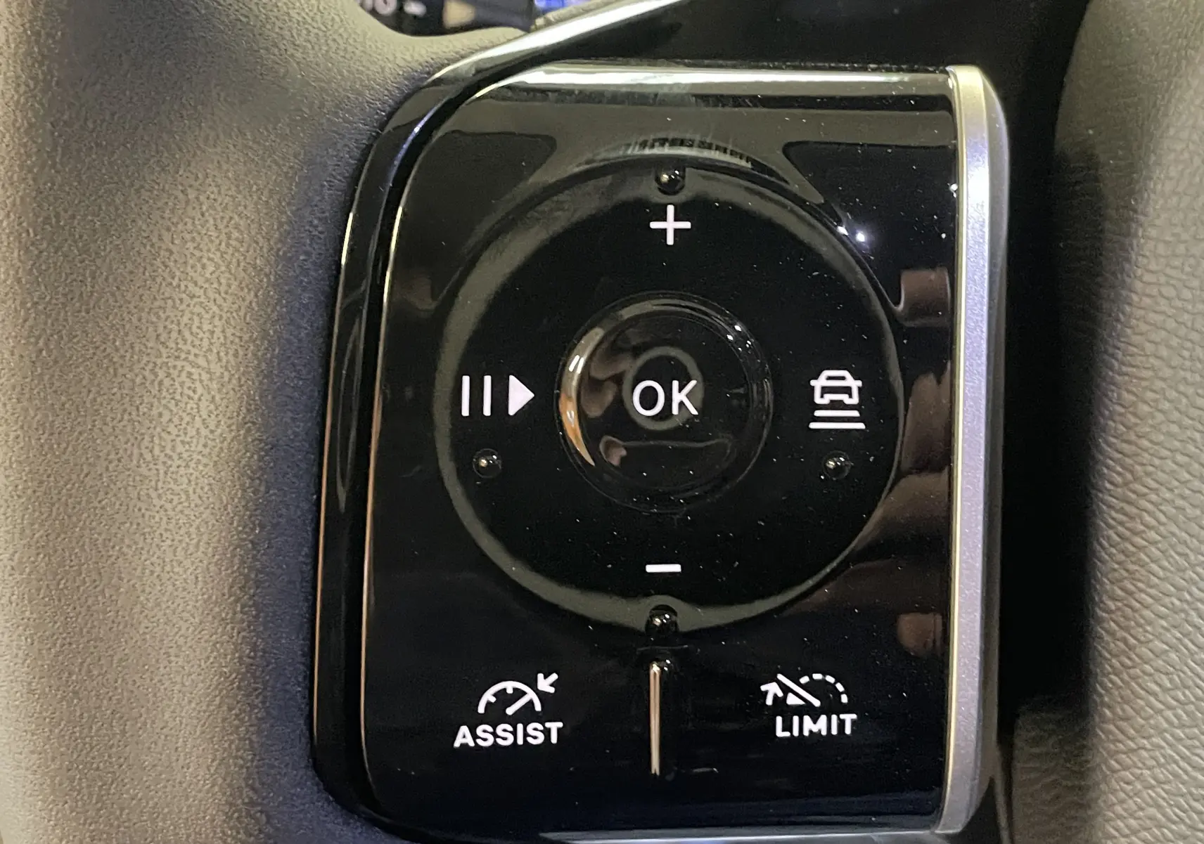 Gros plan sur la commande des feux automatique et clignotants du Citroën C5 Aircross hybride 2026, intérieur noir.