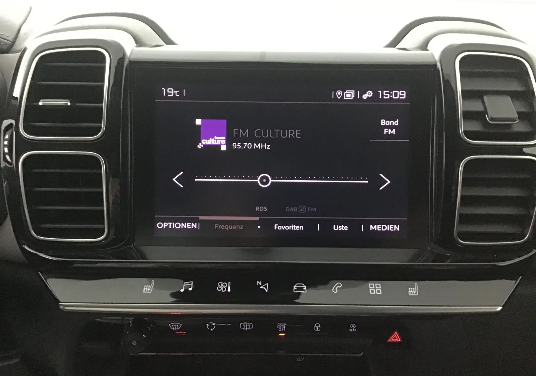 Écran central tactile du tableau de bord du Citroën C5 Aircross 2021, affichant la radio FM sur fond noir.