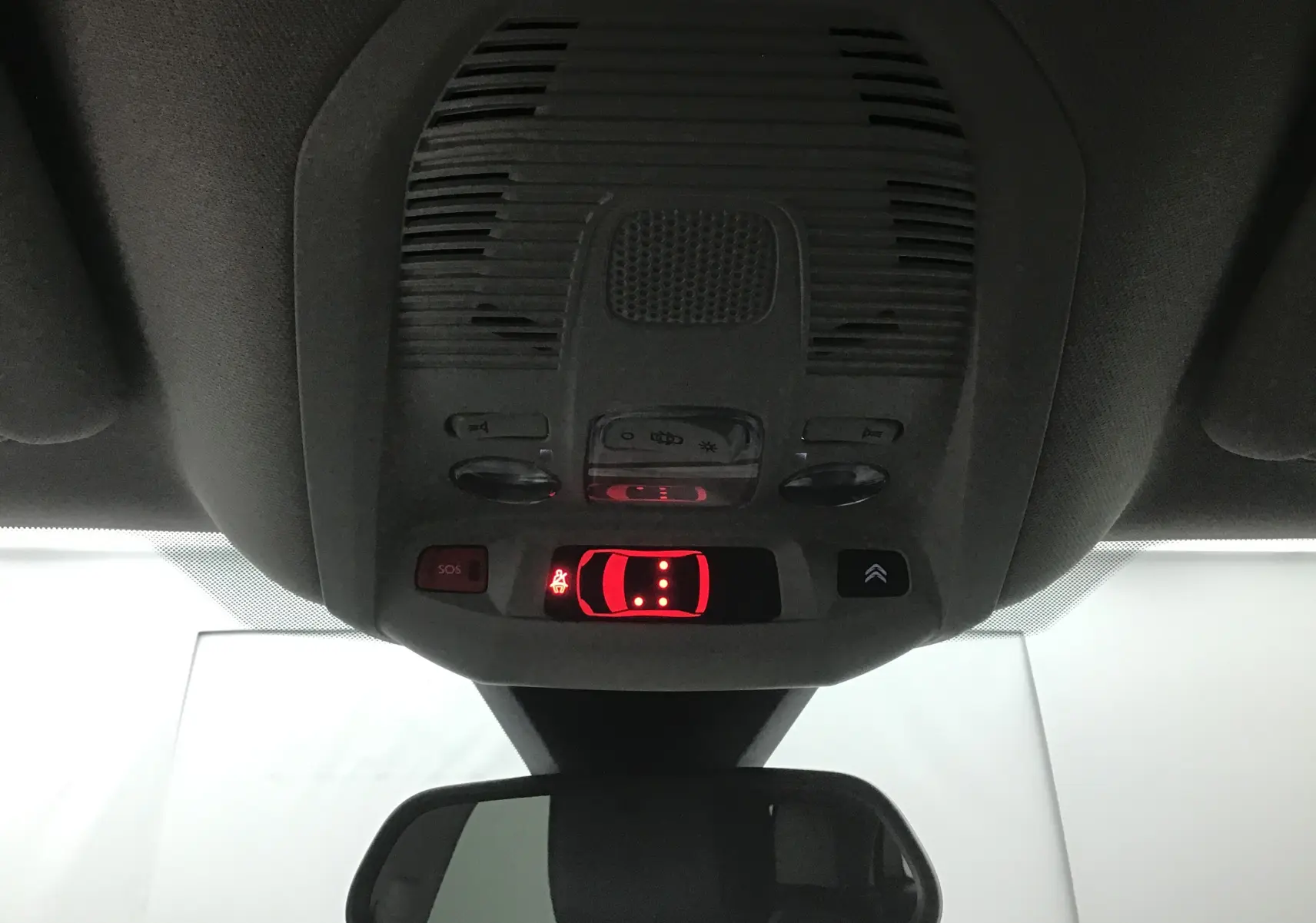 Vue intérieure du plafonnier avec commandes lumineuses et rétroviseur d'un Citroën C5 Aircross gris Artense 2021.