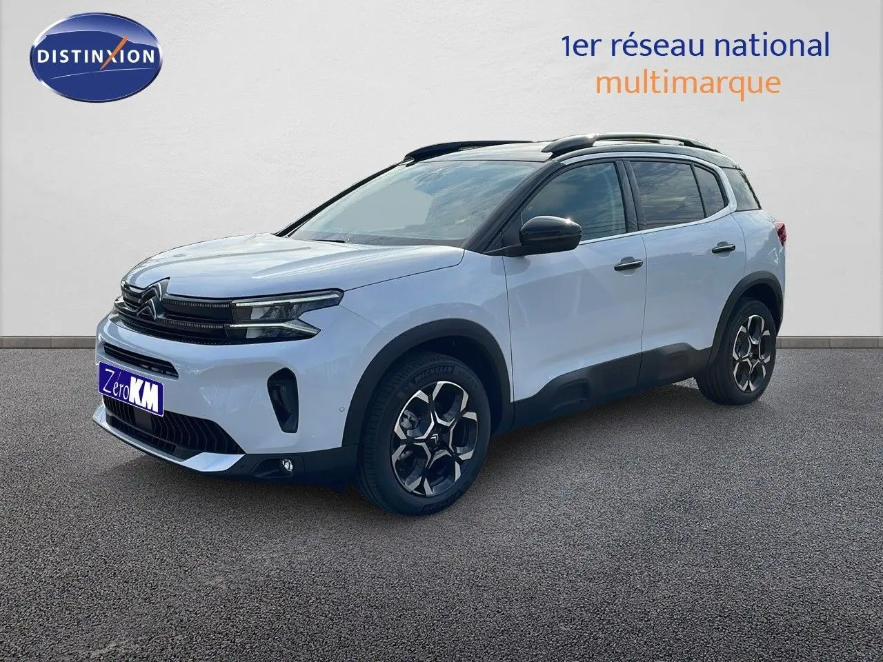 Citroën C5 Aircross blanc Okenite métal en 3/4 avant droit avec jantes biton et toit noir.