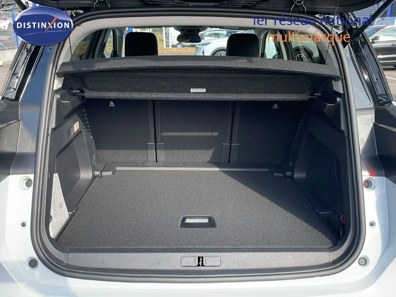 Coffre ouvert vu de l'arrière d'un Citroën C5 Aircross blanc Okenite Metal, montrant un espace de chargement spacieux.