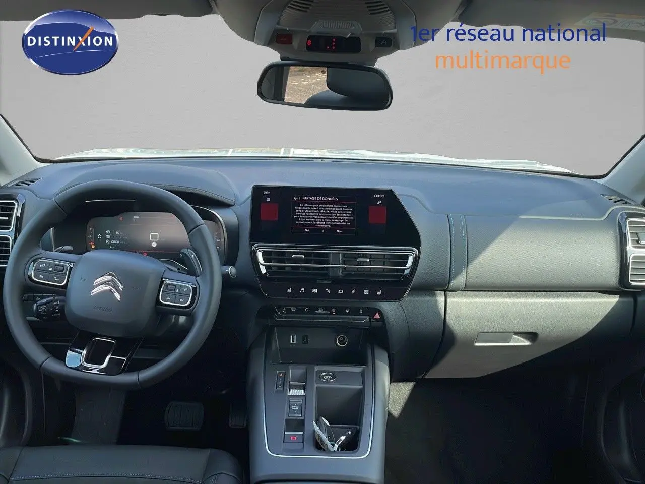 Vue intérieure avant du Citroën C5 Aircross 2025 avec tableau de bord moderne et volant multifonction noir.