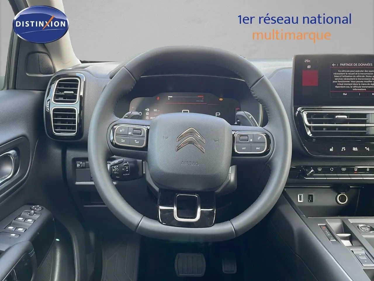 Vue centrée du volant et tableau de bord noir du Citroën C5 Aircross 2025 avec écran tactile et commandes intégrées.