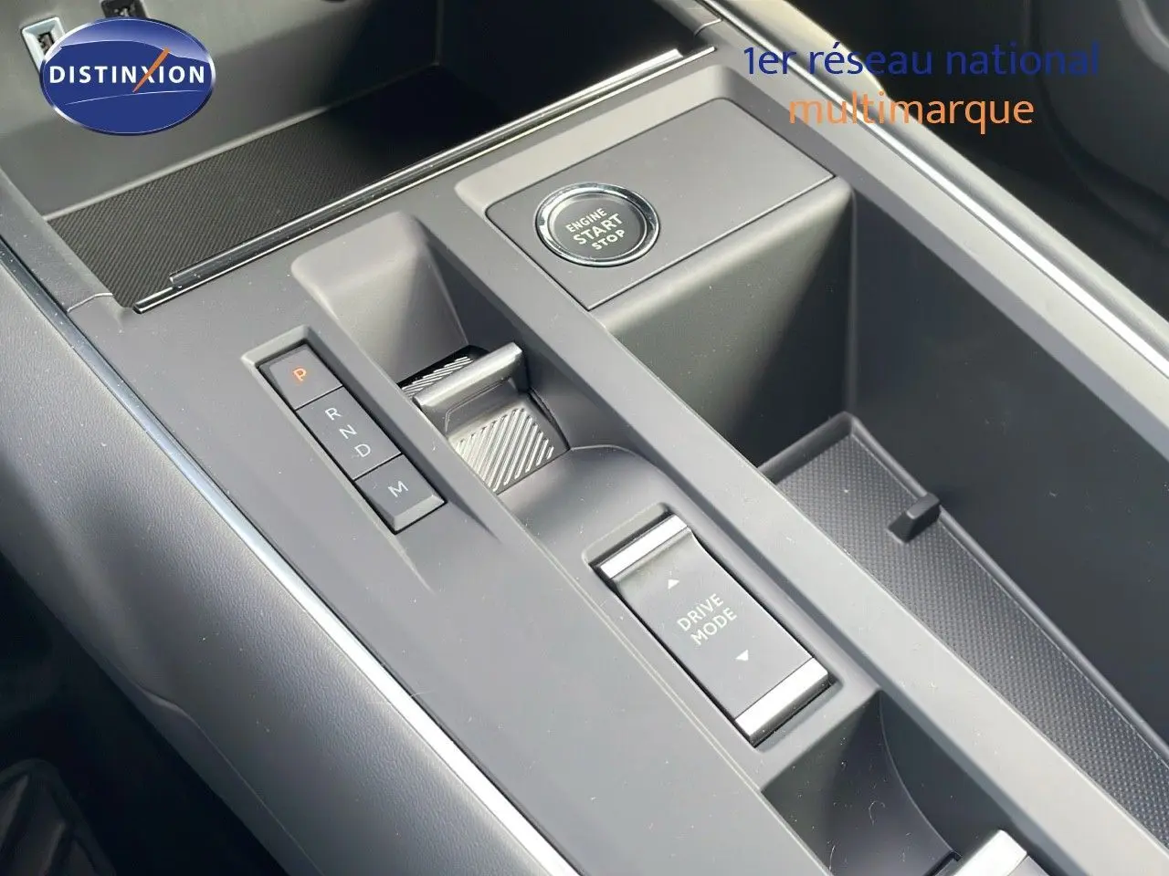 Gros plan sur la console centrale noire du Citroën C5 Aircross 2025, montrant le bouton start/stop et la commande de boîte auto.