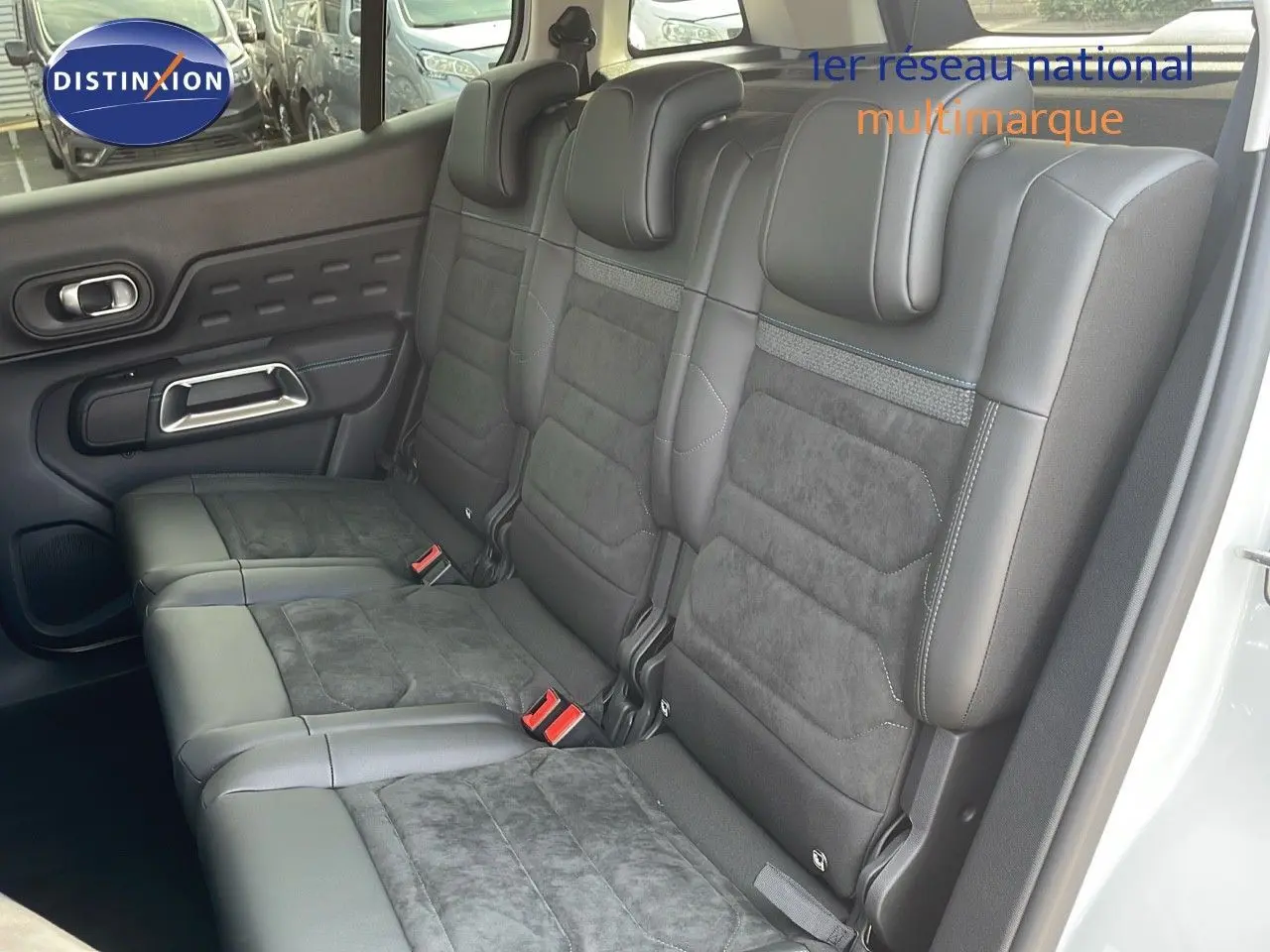 Vue intérieure côté droit des sièges arrière en cuir noir et alcantara du Citroën C5 Aircross blanc Okenite 2025.