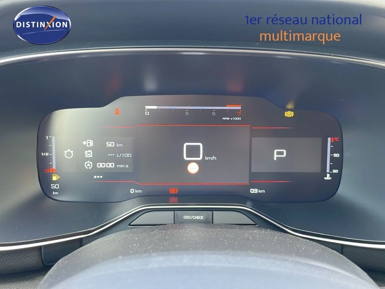 Tableau de bord numérique du Citroën C5 Aircross blanc, affichant les informations de conduite en vue frontale rapprochée.