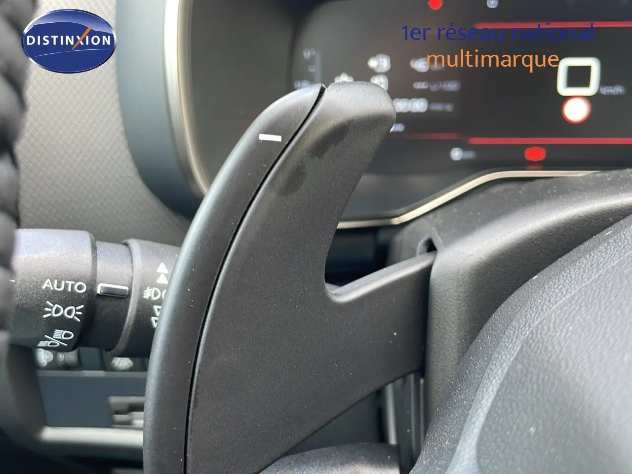 Gros plan sur la palette de changement de vitesse côté droit du volant dans l'habitacle d'une Citroën C5 Aircross blanc Okenite.