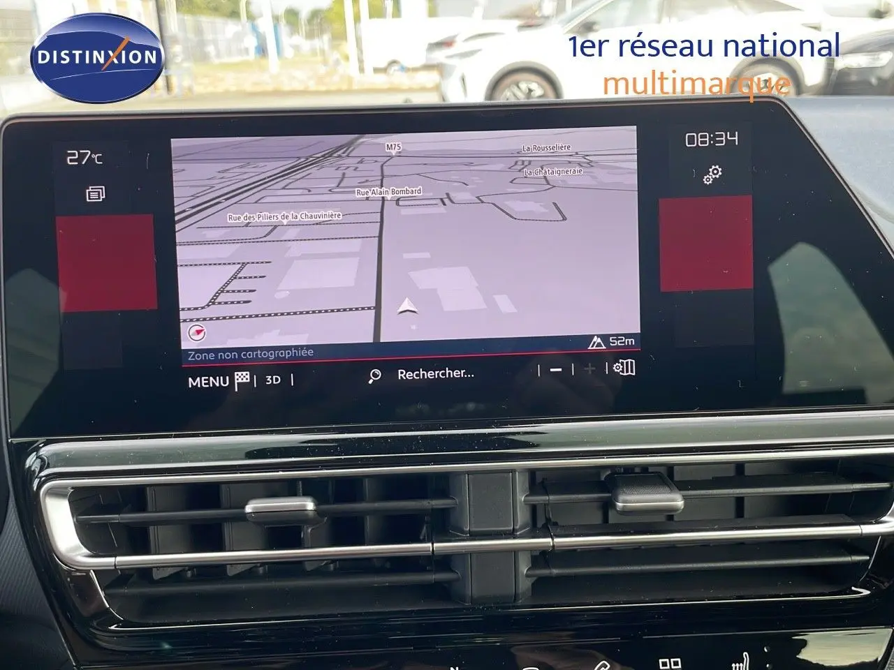 Écran tactile central avec navigation GPS du tableau de bord du Citroën C5 Aircross blanc vu de face intérieure.