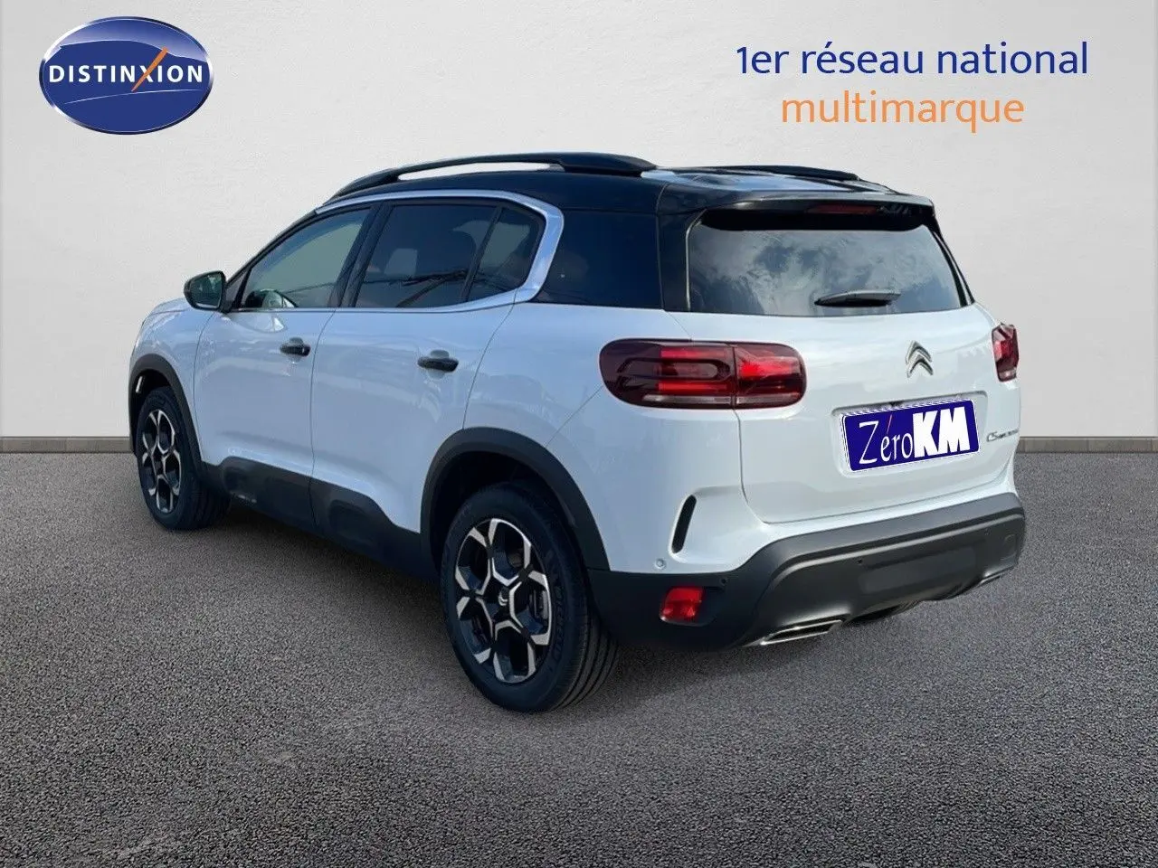 Vue 3/4 arrière droite du Citroën C5 Aircross blanc Okenite métallisé avec toit noir et jantes bi-ton.