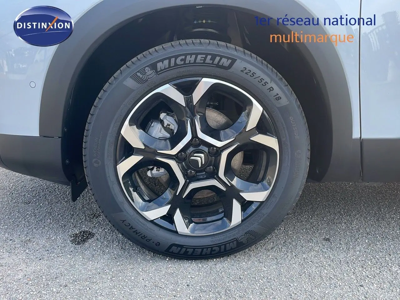 Gros plan sur la roue avant droite du Citroën C5 Aircross blanc Okenite métal avec jante bi-ton noire et argent.