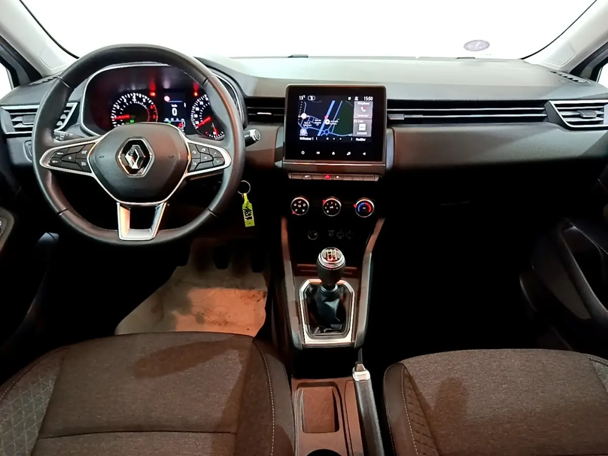 Vue intérieure avant de la Renault Clio Business 2021, tableau de bord noir avec écran tactile et volant multifonctions.