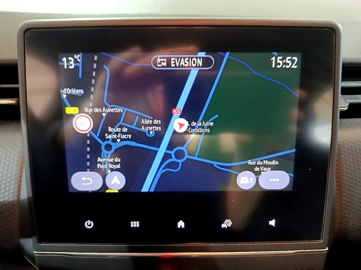 Écran tactile 7 pouces du système de navigation 3D de la Renault Clio Business blanc, affichage couleur.