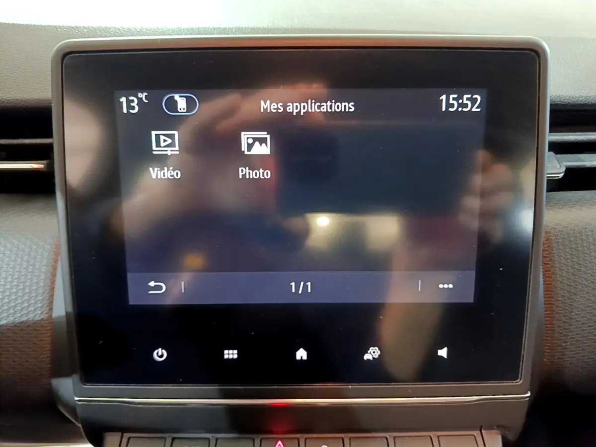 Écran tactile central 7 pouces de la Renault Clio Business blanche, affichant les applications vidéo et photo.