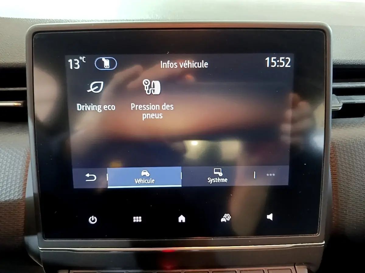 Écran tactile central de la Renault Clio Business blanc, affichant les infos véhicule avec température et heure.