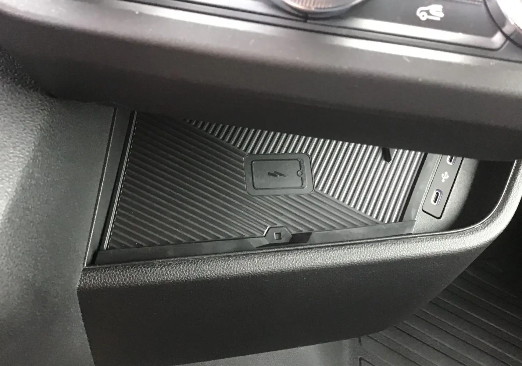 Détail de la console centrale du Renault Master L2H2, montrant le chargeur smartphone sans fil et ports USB.