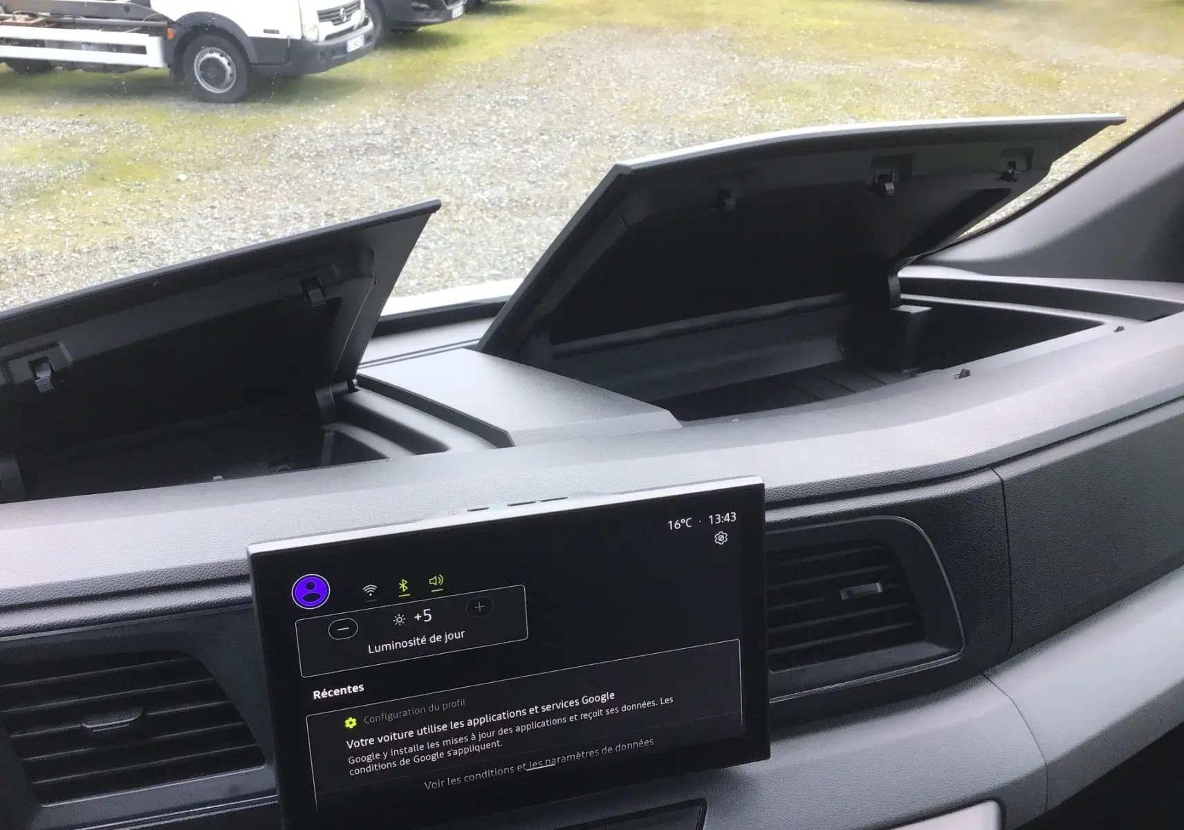 Vue intérieure du tableau de bord du Renault Master blanc 2026, avec écran tactile OpenR Link et compartiments ouverts.