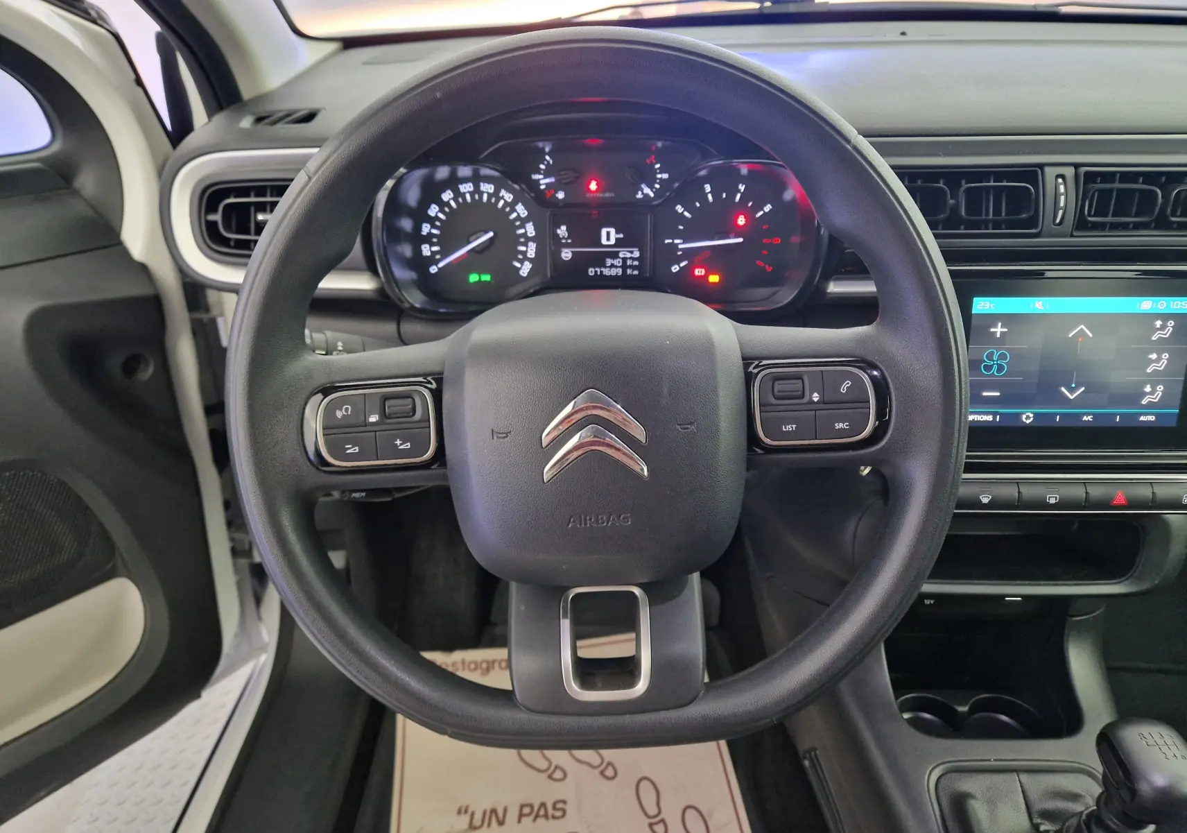 Vue centrée sur le volant noir de la Citroën C3 Société blanche, avec tableau de bord et écran tactile visibles.