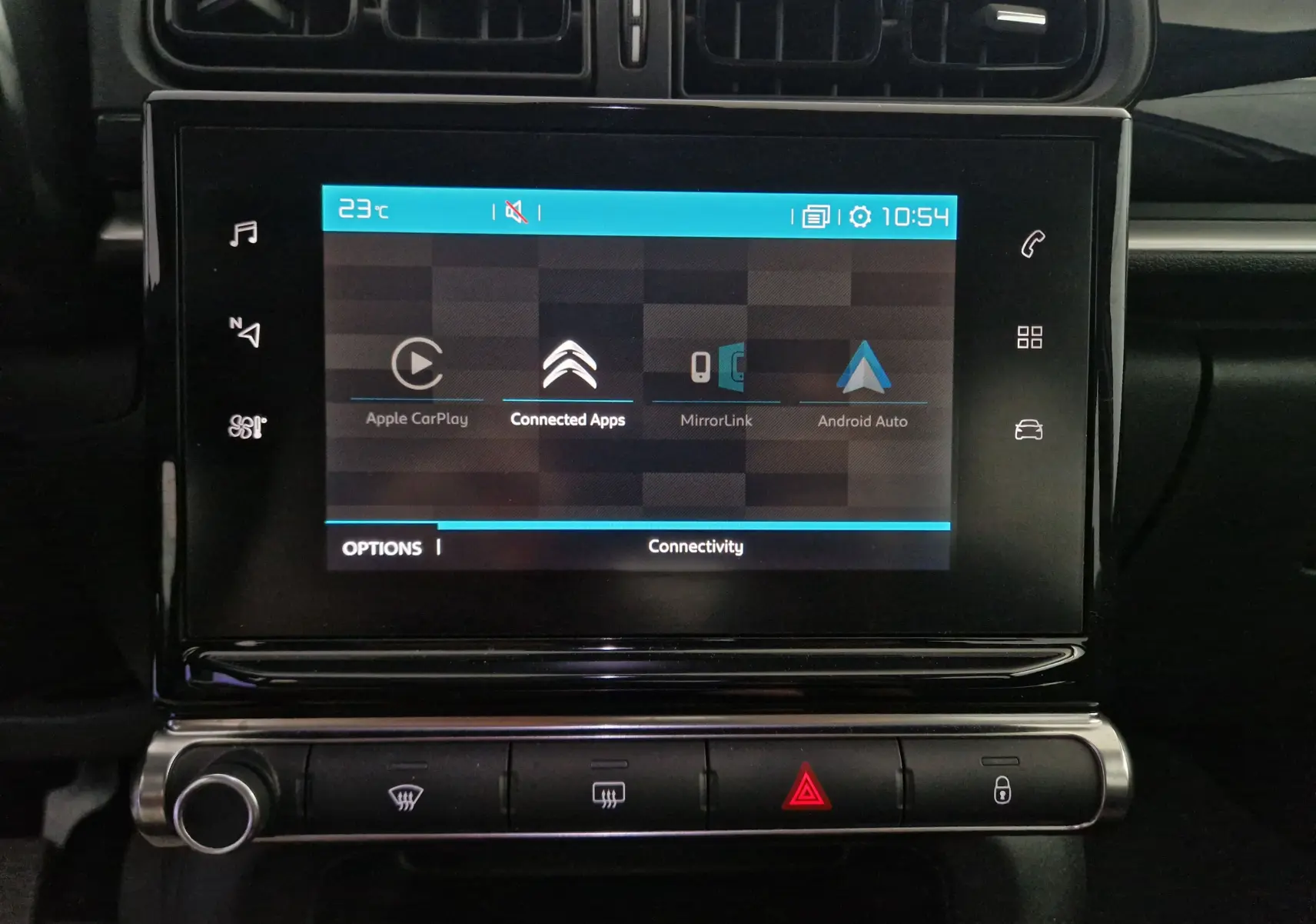 Gros plan sur l’écran tactile central du tableau de bord de la Citroën C3 Société 2019, affichant les options de connectivité.