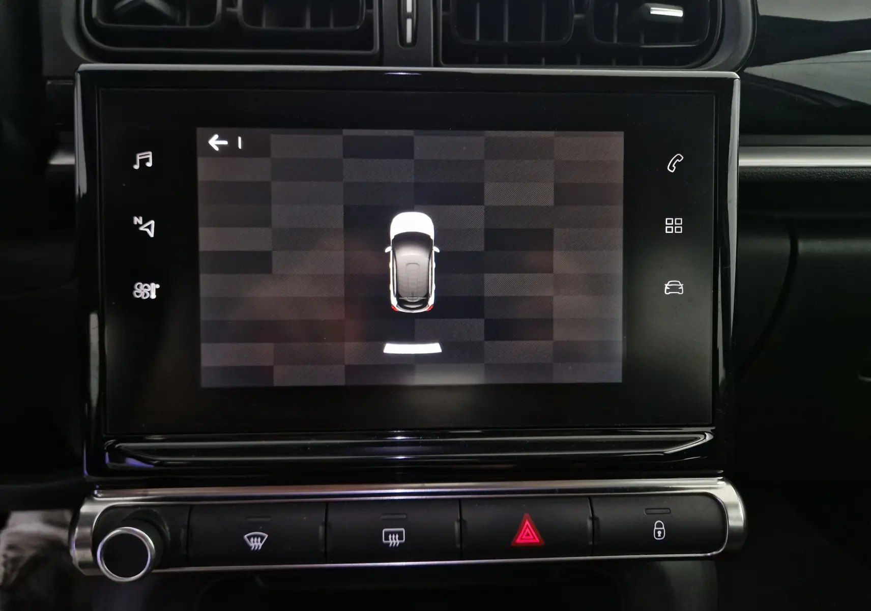 Écran central tactile de la Citroën C3 Société 2019 affichant la vue de dessus du véhicule blanc en stationnement.