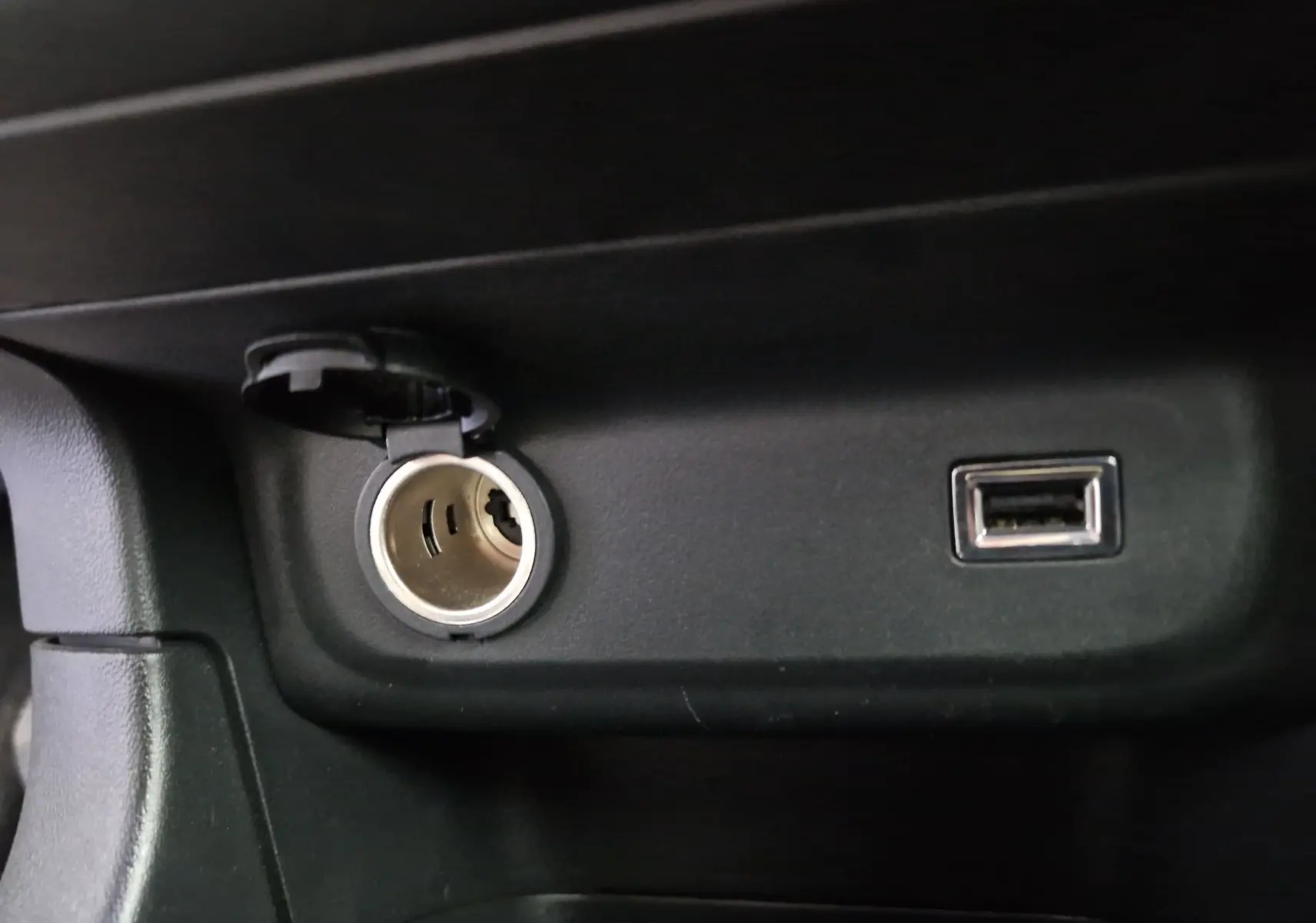 Gros plan sur la prise allume-cigare et port USB intégrés dans la console centrale d'une Citroën C3 Société blanche.