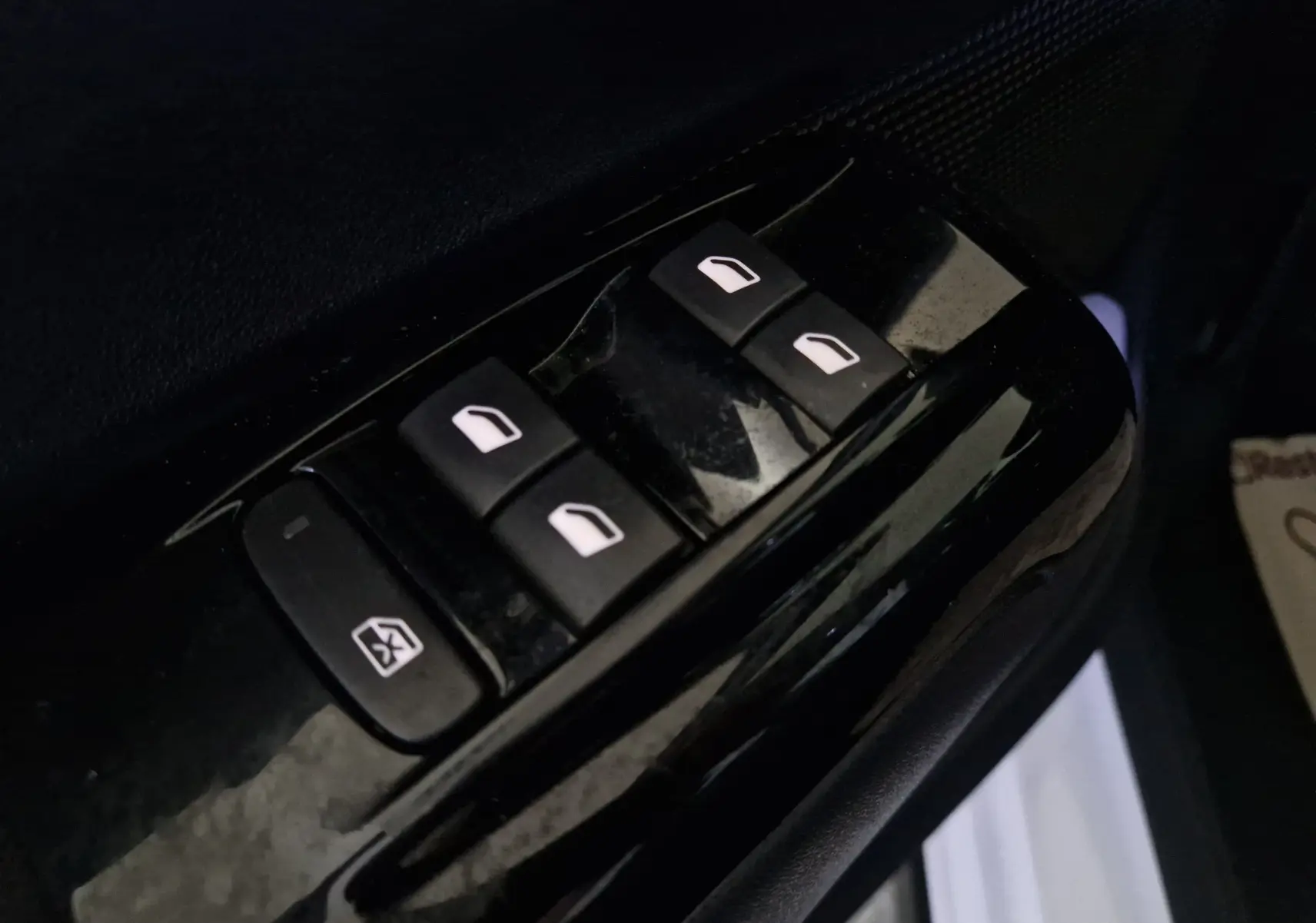Gros plan sur les commandes de lève-vitres côté conducteur du Citroën C3 Société blanc, finition Feel Business 2019.