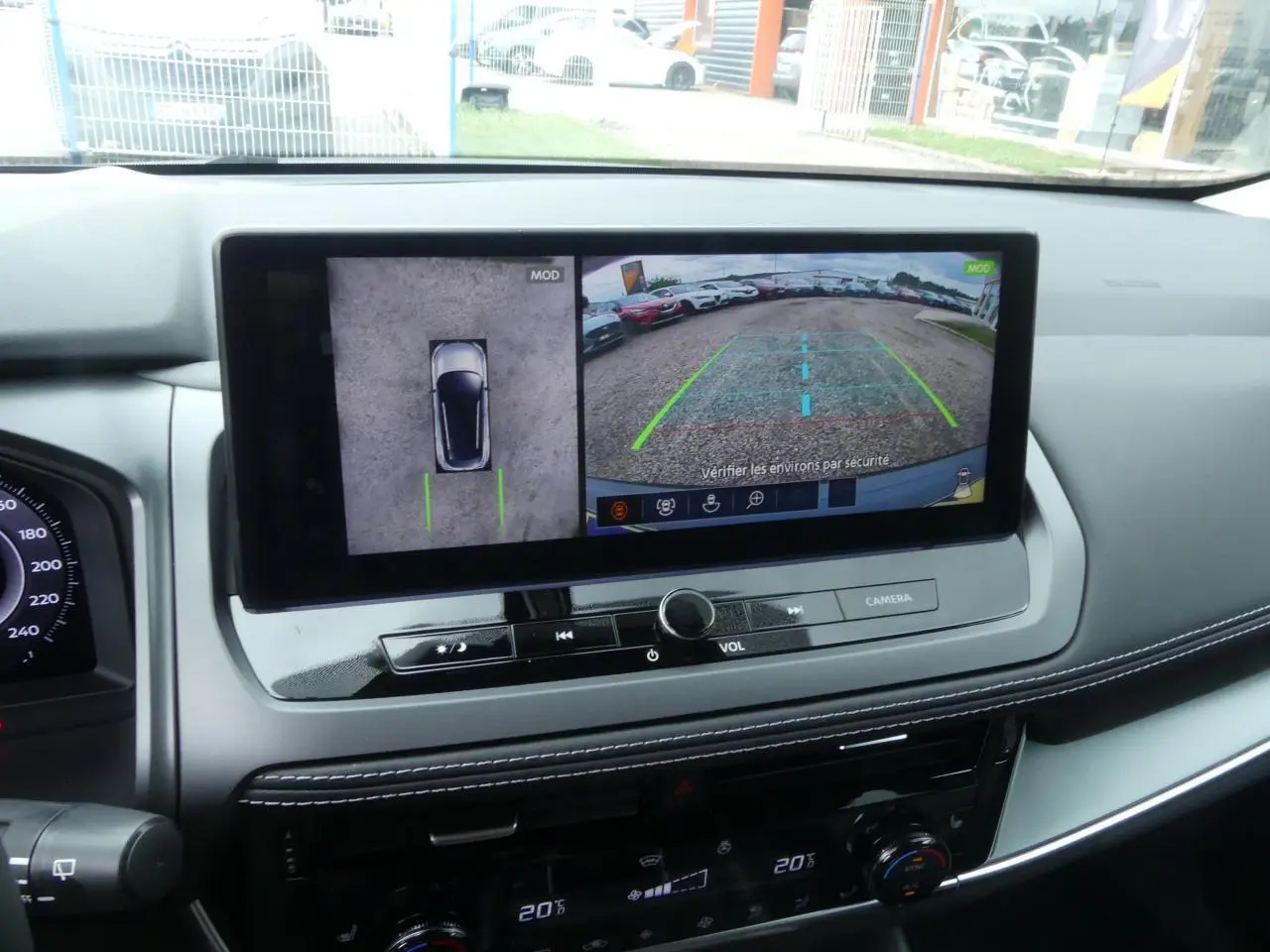Écran tactile central affichant la caméra de recul et la vue 360° dans un Nissan Qashqai gris métallisé 2025.