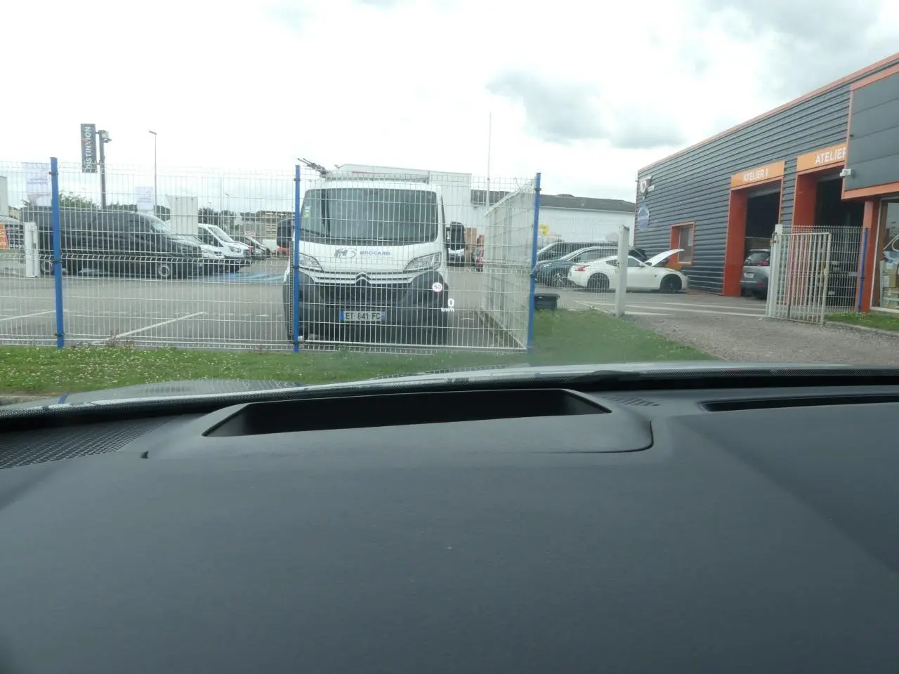 Vue intérieure du tableau de bord du Nissan Qashqai gris métallisé, affichage tête haute visible sur le pare-brise.
