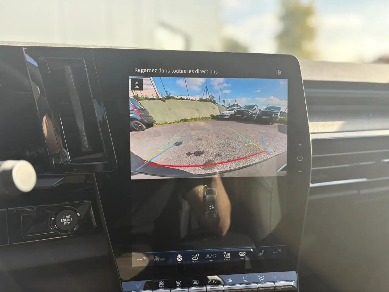 Écran central du Renault Rafale E-Tech affichant la caméra de recul avec vue arrière du parking, intérieur noir moderne.