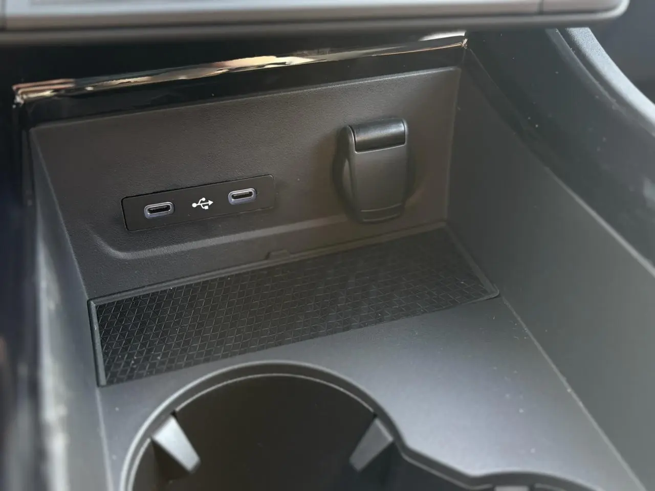 Prise USB double et prise 12V dans la console centrale noire du Renault Rafale E-Tech Full Hybrid 2025