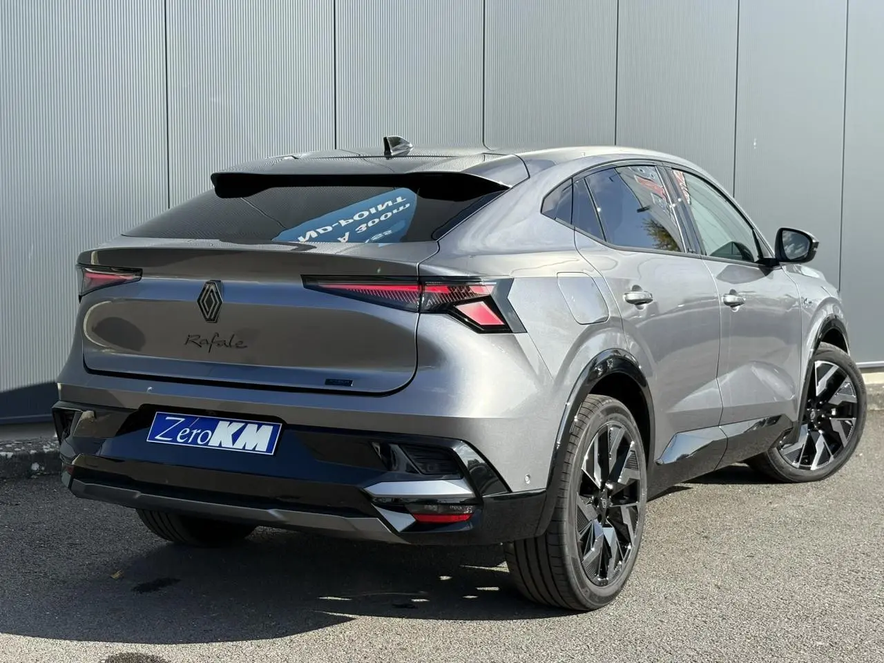 Vue 3/4 arrière droit d'un Renault Rafale gris schiste avec feux arrière LED et jantes alliage noires.