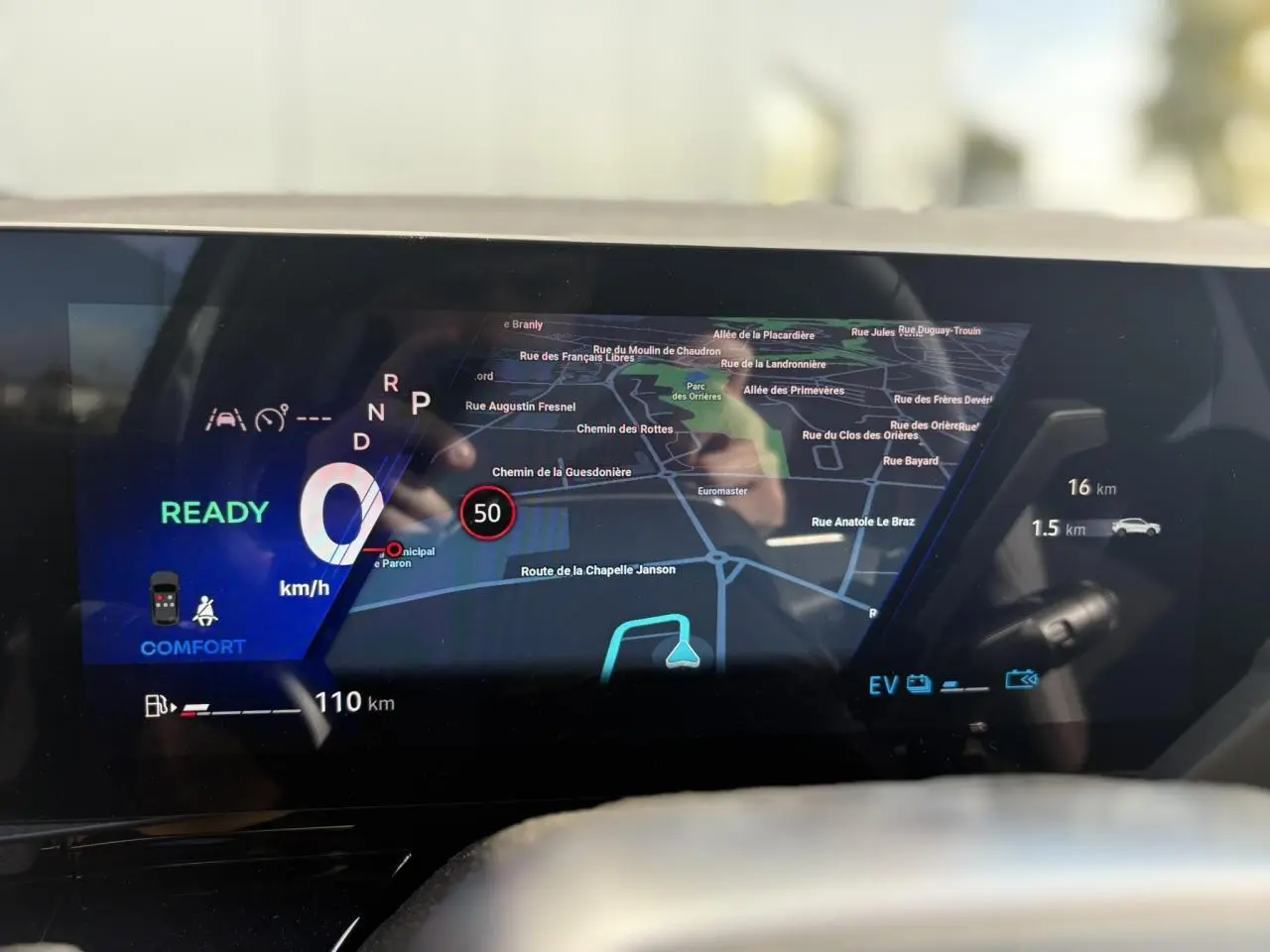 Tableau de bord numérique du Renault Rafale E-Tech 2025 affichant la navigation et l'état du véhicule en mode confort.