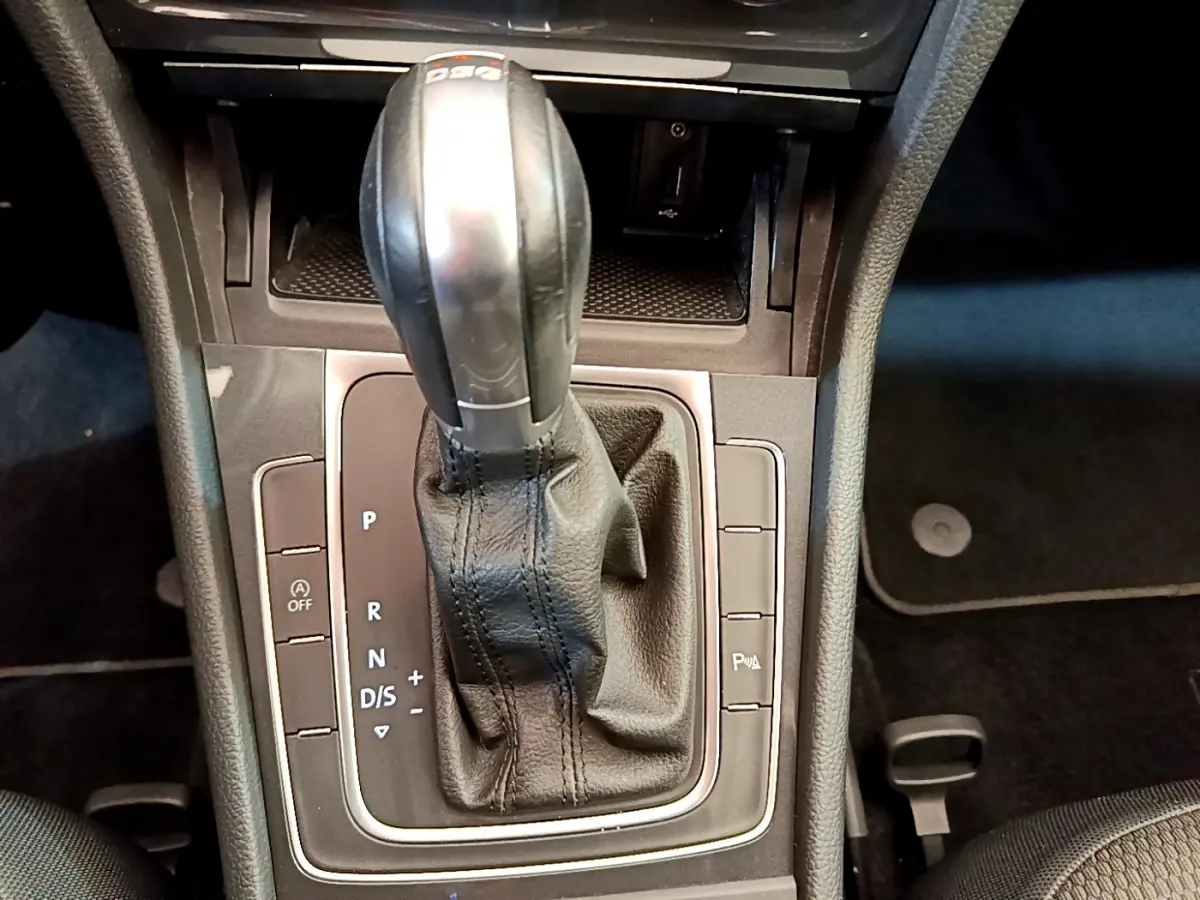Gros plan sur le levier de vitesses automatique DSG7 en cuir noir de la Volkswagen Golf gris clair 2019.