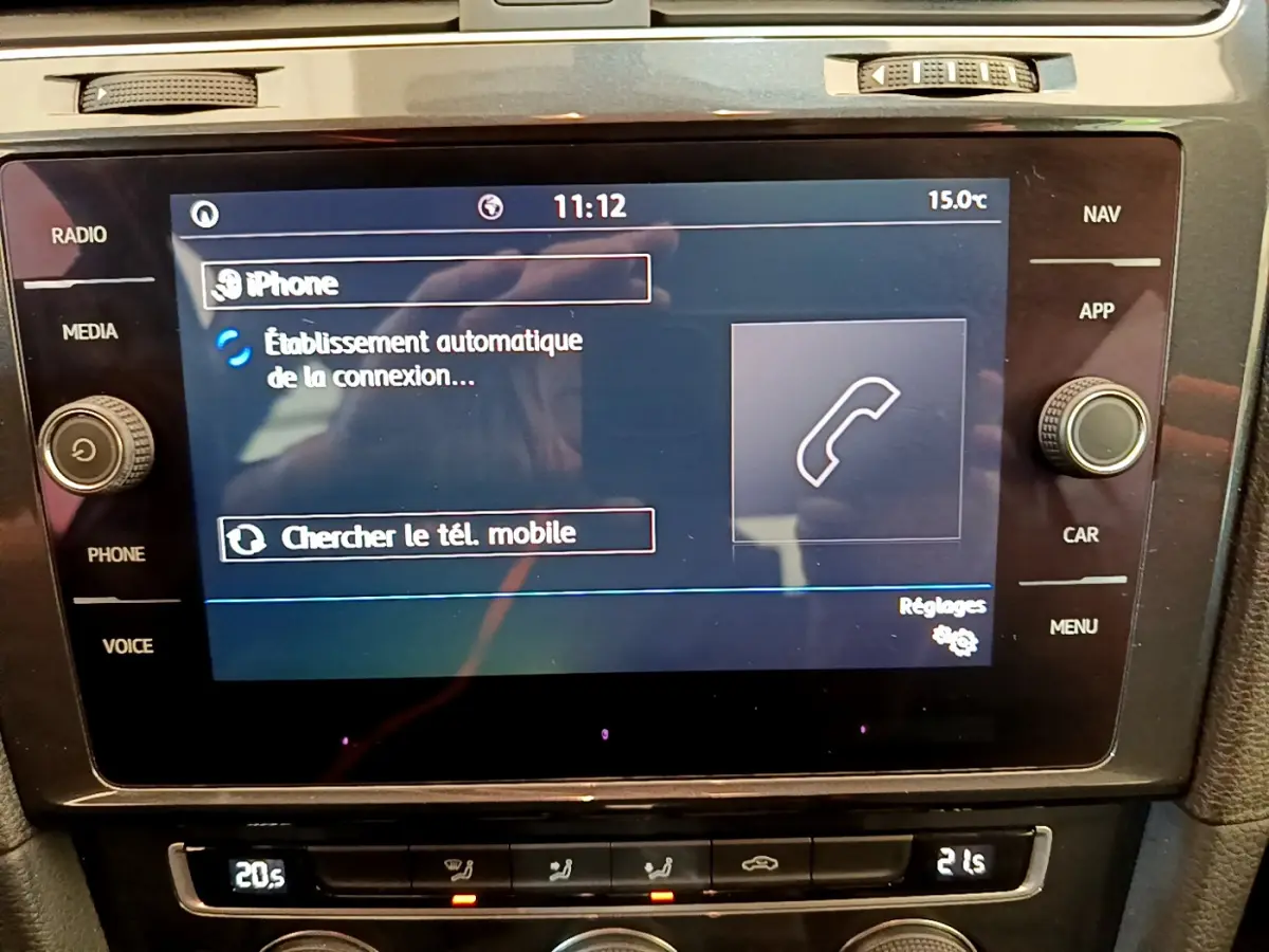 Écran tactile central de la Volkswagen Golf 1.6 TDI 2019 affichant la connexion Bluetooth en cours.