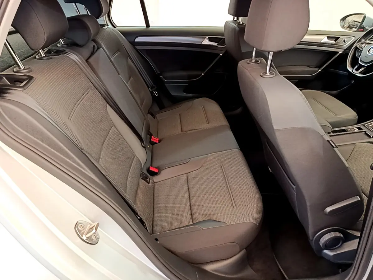 Vue intérieure côté gauche sur les sièges arrière gris foncé d'une Volkswagen Golf 1.6 TDI 2019 gris clair