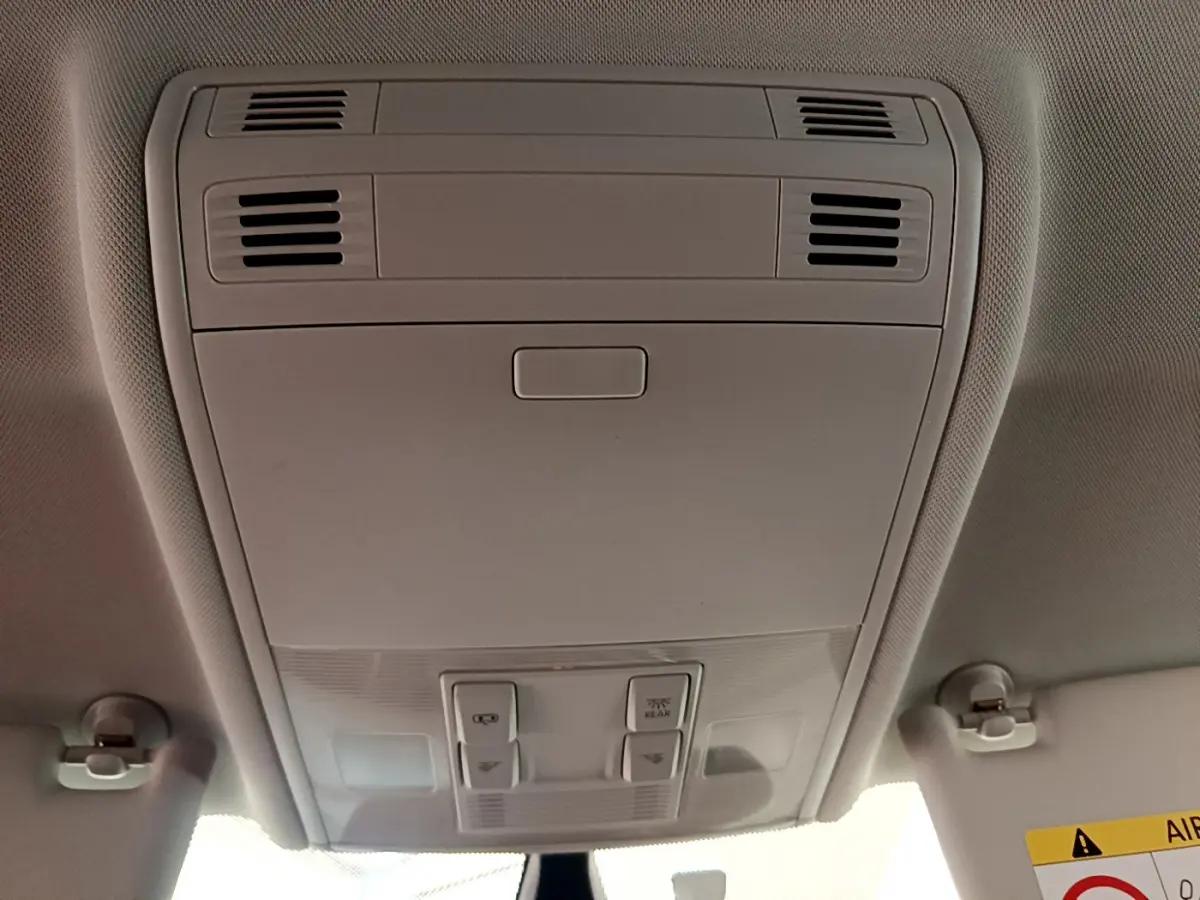 Vue intérieure du plafonnier gris clair de la Volkswagen Golf 1.6 TDI 115 DSG7 avec commandes d'éclairage intégrées.