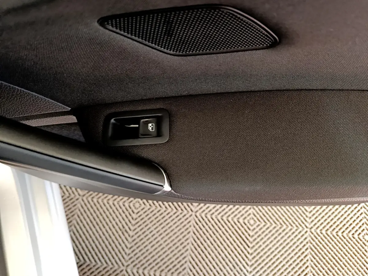 Détail du plafond intérieur avec commande d'ouverture de toit ouvrant dans une Volkswagen Golf gris clair 2019