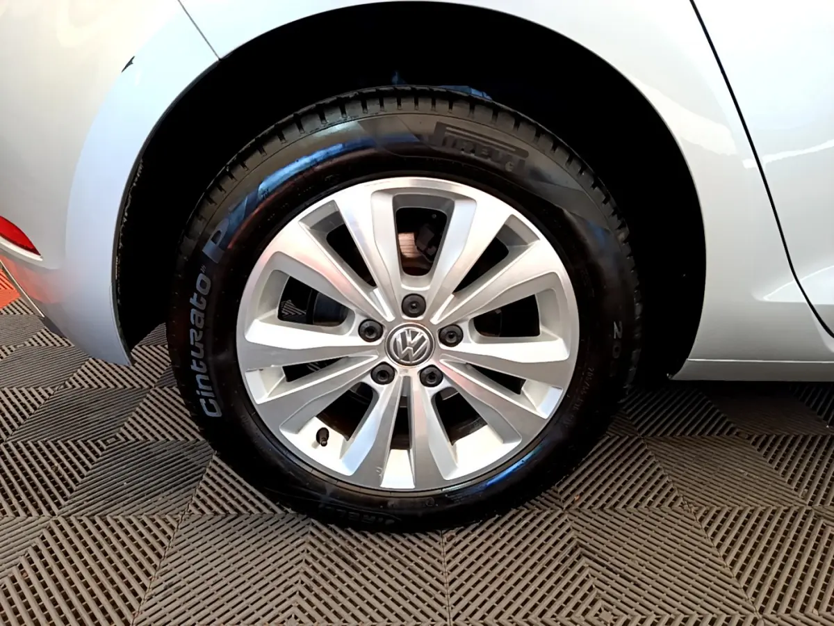 Gros plan sur la roue arrière droite gris clair d'une Volkswagen Golf 1.6 TDI 115 DSG7 avec jante alliage et logo VW.